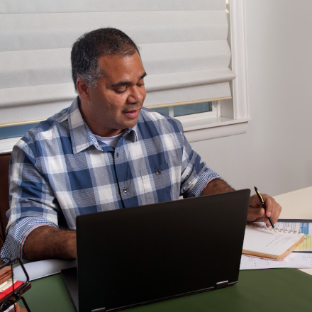 Man purchasing life insurance online